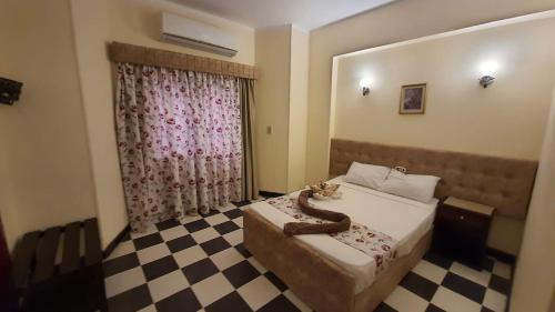 Ένα ή περισσότερα κρεβάτια σε δωμάτιο στο Royal City Hotel
