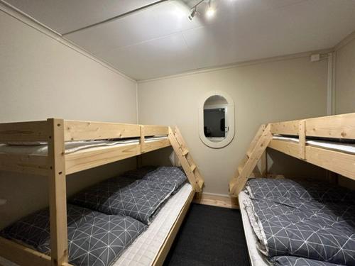 Ce dortoir comprend 2 lits superposés et une télévision. dans l'établissement Camp Caroli 2.0, à Jukkasjärvi