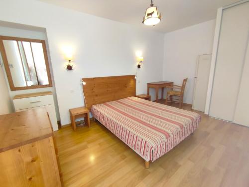 Posteľ alebo postele v izbe v ubytovaní Pat 83, T2, centre Luchon, wifi, casier à skis, 4 personnes