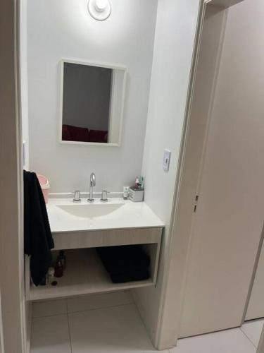 Baño blanco con lavabo y espejo en Cordoba Centro en Córdoba
