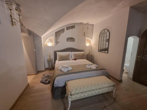 1 dormitorio con 1 cama con 2 toallas en Stella del Mar S.Stefano, en Bolonia