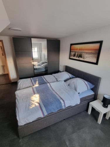 1 dormitorio con 1 cama grande en una habitación en Ferienwohnung am Fuße des Eggegebirges, en Bad Driburg
