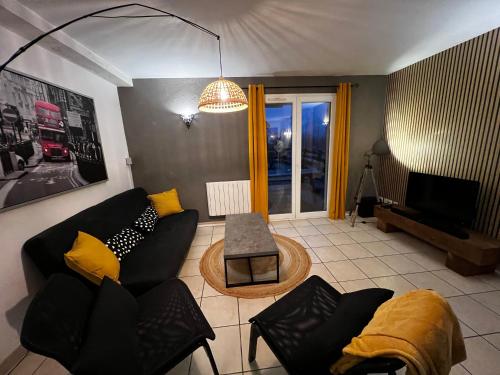維拉爾－德朗的住宿－Chalet de Montagne Villard de Lans，客厅配有沙发和桌子