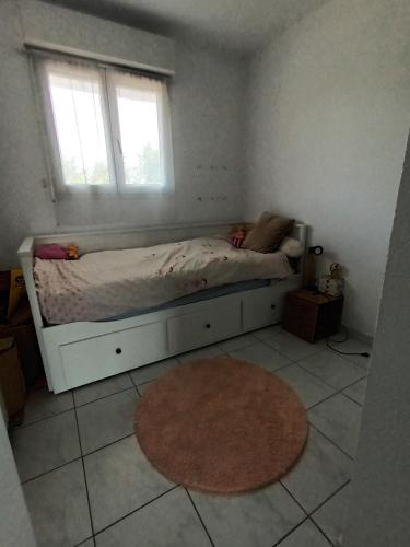 een slaapkamer met een bed met een raam en een tapijt bij Cannet le lac in Le Cannet