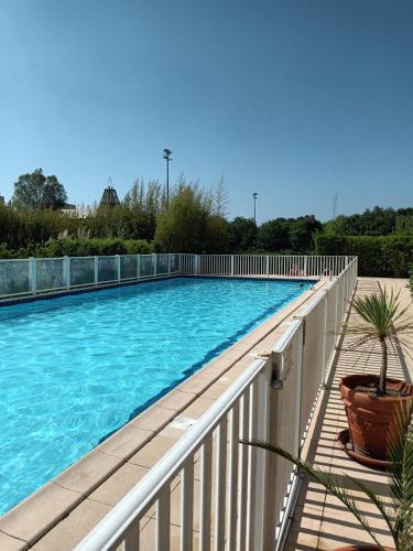 een groot zwembad met een wit hek bij Cannet le lac in Le Cannet