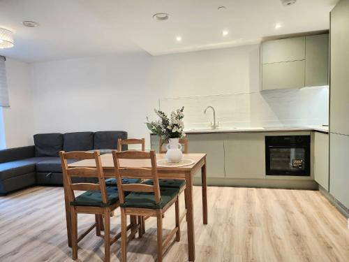 a kitchen and dining room with a table and chairs at Lovely Luxury Apartment with Free Parking 209 in Luton