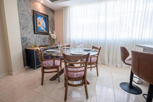 a dining room with a table and chairs at Suite 10 en la Zona Colonial in Santo Domingo