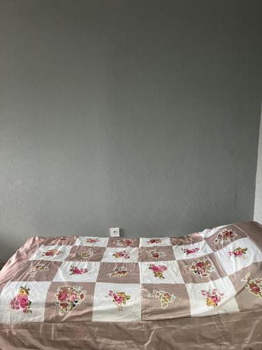 un lit avec une couette dessus dans une chambre dans l'établissement Luxe -Style, à Chalon-sur-Saône