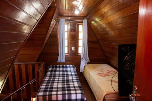a small room with a bed and a window at Chale com otima localizacao em Domingos Martins ES in Domingos Martins