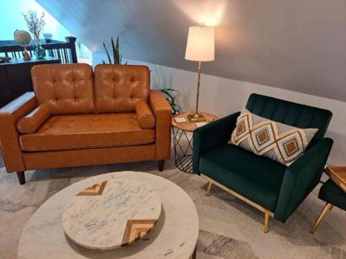 Ruang duduk di Saco Riverside Apt Modern & Cozy 3 bedroom 3rd flr