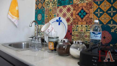 encimera de cocina con fregadero y encimera en Hospedaje Aldana - Apartamento AMAL zona centro en Tuxpan de Rodríguez Cano