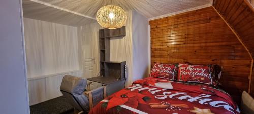 um quarto com uma cama e uma parede de madeira em CHAMBRE PRIVÉE Numéro 2 dans un Superbe appartement en colocation em Montataire