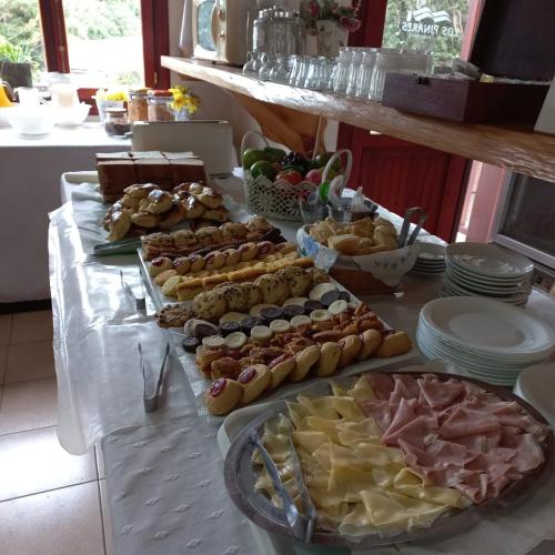 een buffet met veel verschillende soorten eten op een tafel bij Hotel Los Pinares in San Pedro