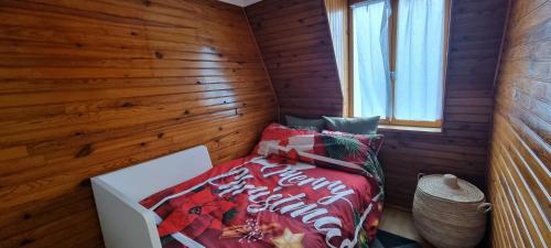 um pequeno quarto com uma cama e uma janela em CHAMBRE PRIVÉE Numéro 3 dans un Superbe appartement en colocation em Montataire