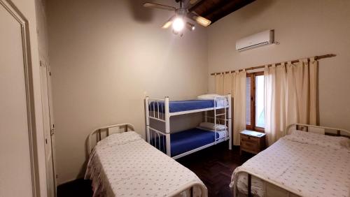 1 dormitorio con 2 literas y ventana en Casa Simona en San Rafael