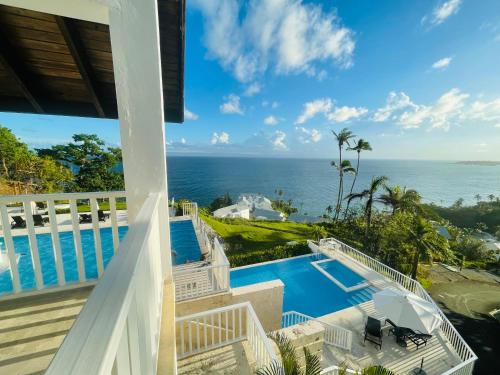 una vista sull'oceano dal balcone di una villa di Sublime Love Private Beach a Santa Bárbara de Samaná