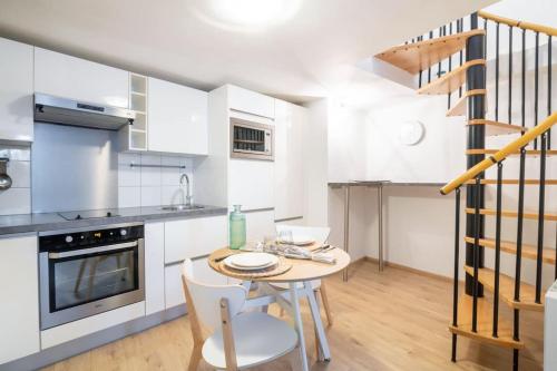 A kitchen or kitchenette at Le studio de la cathédrale