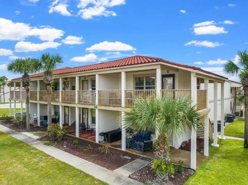 Una casa grande con palmeras al frente. en Keep Palm and Carry On - 5 min walk to beach, en Panama City Beach