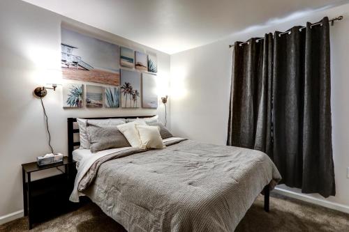 1 dormitorio con cama y cortina negra en KC-Guesthouse in Wyomissing Hill, PA, 