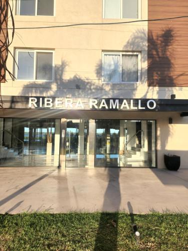 un edificio con un cartel que lee ribera ramalli en Departamento Ribera en Ramallo