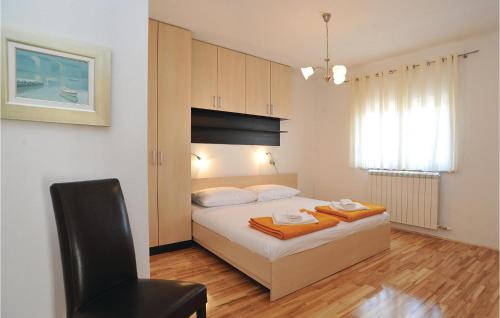 - une chambre avec un lit et une chaise dans l'établissement Lovely Home In Pakostane With Wifi, à Pakoštane