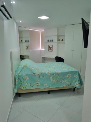 Habitación hospitalaria con cama con manta azul en Espetacular Flat Miramar 4, en João Pessoa
