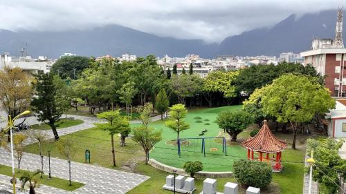 um parque com parque infantil numa cidade em Rhino Guest House em Hualien