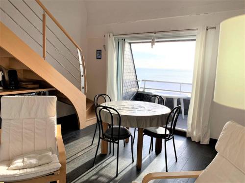 une salle à manger avec une table et des chaises et un balcon dans l'établissement Quiberon - studio mezzanine rénové 40m² avec balcon, parking, 4 pers - FR-1-478-24, à Quiberon