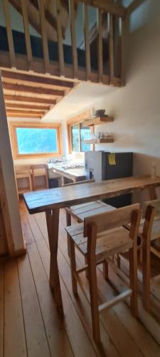 uma sala de jantar com uma grande mesa de madeira e bancos em Colibri - Cabañas Puerto del Zopilote em Pinal de Amoles