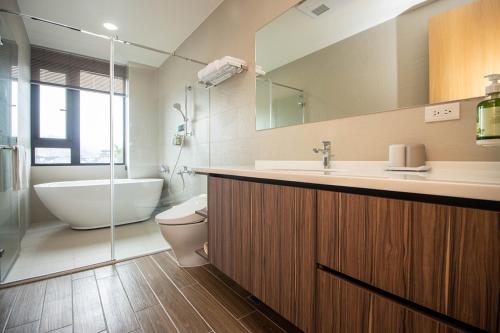 冬山鄉的住宿－稻禾綠洲 DOME，带浴缸、盥洗盆和卫生间的浴室