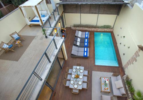 een uitzicht op een zwembad in een huis bij Owl Booking Villa Alvarez - Luxury Retreat in Pollença