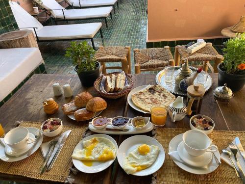 una mesa con desayuno y café. en Riad Beata Bed & Breakfast, en Marrakech