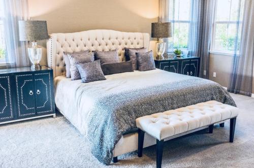 a large bedroom with a large bed with a tufted bedskirts at Bellingham Home Away from Home in Bellingham