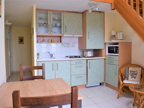 Una cocina o cocineta en Appartement terrasse bord de mer à Trégastel avec parking - FR-1-368-19