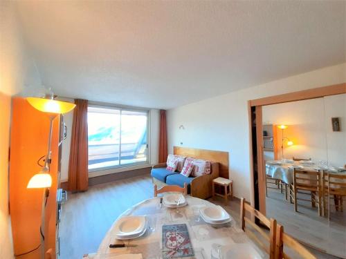 un salon avec une table et un canapé dans l'établissement Studio cabine 6 pers avec balcon et vue sur pistes - FR-1-457-202, à Aragnouet