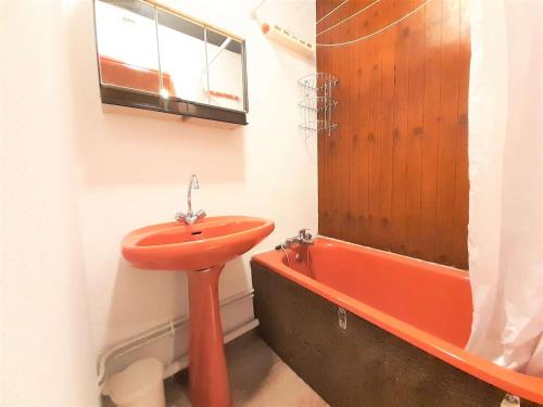 a bathroom with a red sink and a tub at Studio Piau-Engaly, 1 pièce, 6 personnes - FR-1-457-202 in Aragnouet