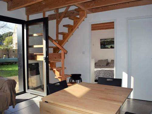 une chambre avec un escalier et une chambre avec un lit dans l'établissement Maison neuve avec jardin à 150m de la mer à Trégastel, proche port et plage - FR-1-368-145, à Trégastel