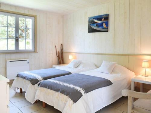 Ένα ή περισσότερα κρεβάτια σε δωμάτιο στο Maison cosy près du centre des Portes-en-Ré, 2 chambres, forfait ménage inclus - FR-1-434-73
