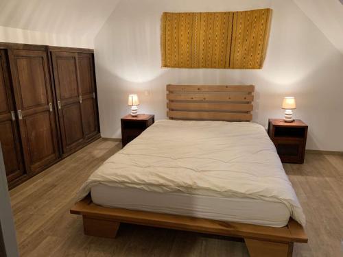 ein Schlafzimmer mit einem Bett und zwei Lampen an Tischen in der Unterkunft Maison rénovée 100m mer avec WIFI, jardin à Trégastel - FR-1-368-296 in Trégastel