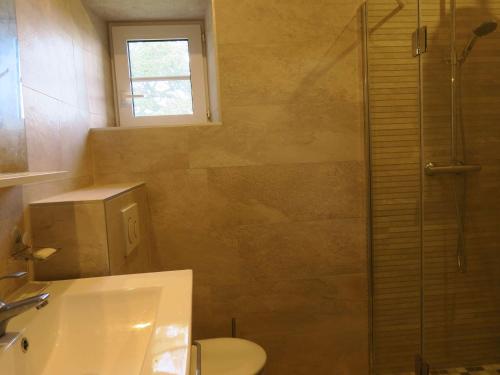 ein Badezimmer mit Dusche, Toilette und Waschbecken in der Unterkunft Maison rénovée 100m mer avec WIFI, jardin à Trégastel - FR-1-368-296 in Trégastel