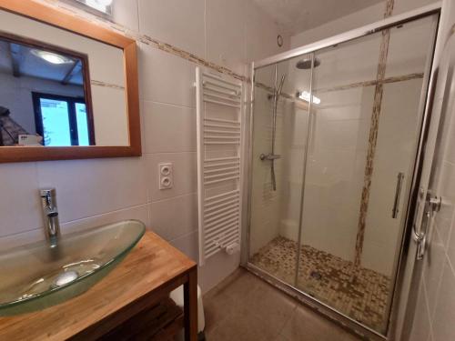 une salle de bain avec une douche en verre et un lavabo dans l'établissement Appartement 4 pers, balcon sud, parking, wifi, animaux admis - FR-1-393-3, à Saint-Michel-de-Chaillol