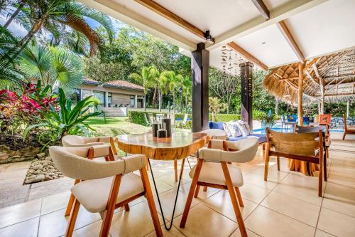 a dining room with a table and chairs at Villa Casiopea in Carpintero