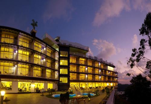 un grande edificio con molte finestre di notte di The Panoramic Getaway a Munnar