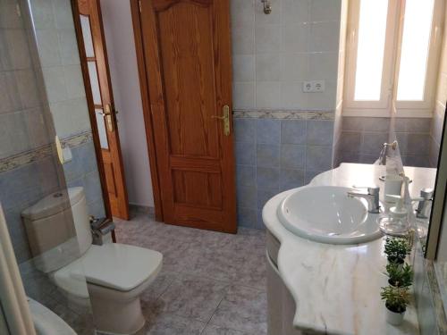 a bathroom with a toilet and a sink at VV 'TIRBA' Precioso duplex a 1 minuto de la playa in Gran Tarajal
