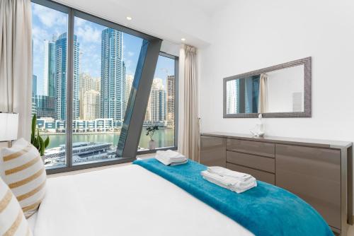 Postel nebo postele na pokoji v ubytování Vacay Lettings - Silverene - Next to Marina Mall with Amazing Marina View