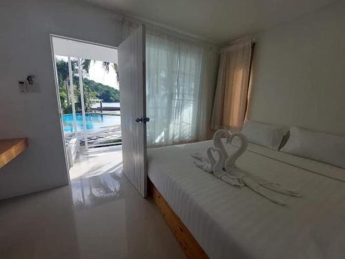 um quarto com uma cama com uma toalha em White house bailan resort em Ko Chang