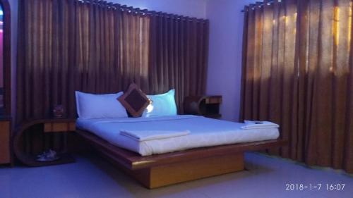 A bed or beds in a room at AGRAWAL Bhavan Rooms