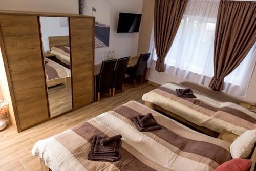 Postel nebo postele na pokoji v ubytování eHotel Esztergom