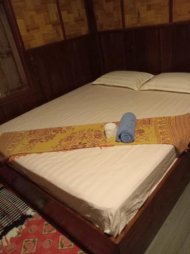 Una cama o camas en una habitación de Mr.Bounhome Guesthouse and restaurant