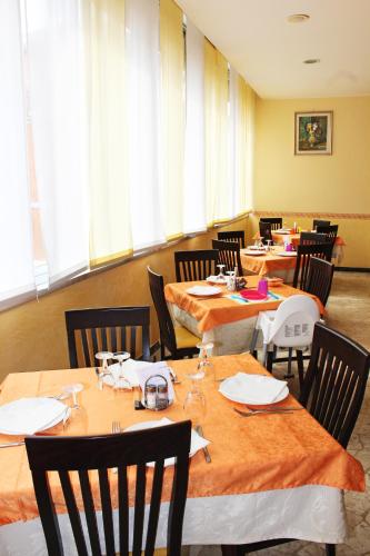 Un restaurante o sitio para comer en Hotel Colombo